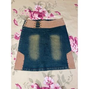 Cute mini jean skirt in perfect conditions! Size: 11/12. Only wore once!